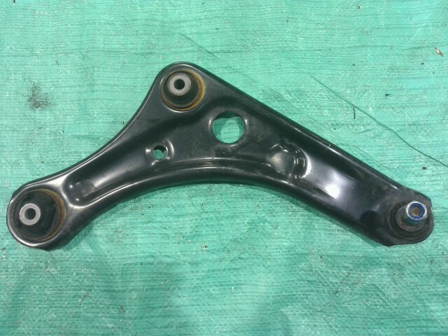 【中古】中古部品 サクラ B6AW 右フロントロアアーム 【3310090100-202511005351720】