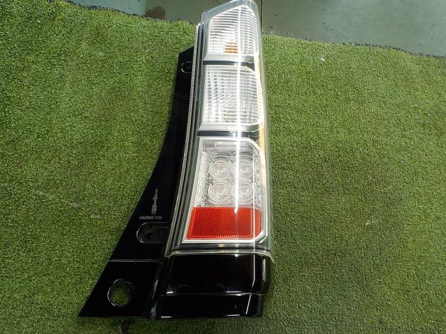【中古】中古部品 N−BOX JF1 右テールランプ 【3260200000-251107000115500】