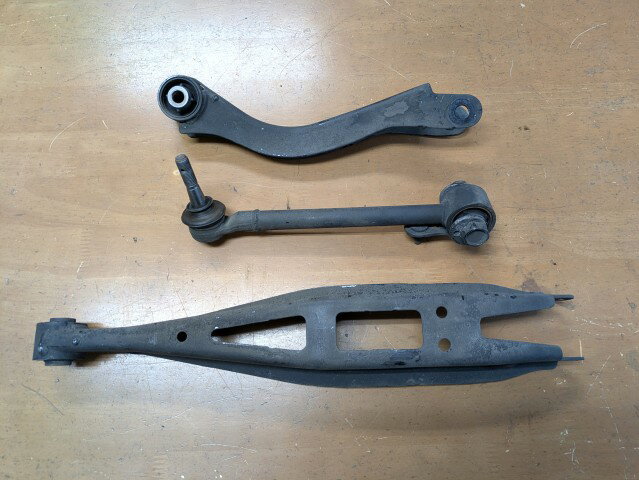 【中古】中古部品 レヴォーグ VM4 右リアロアアーム 【3330450100-251114000151820】