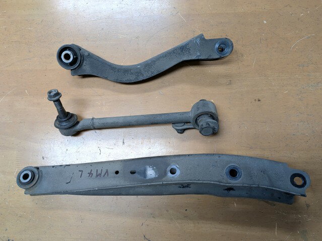 【中古】中古部品 レヴォーグ VM4 左リアロアアーム 【3330450100-251114000151840】