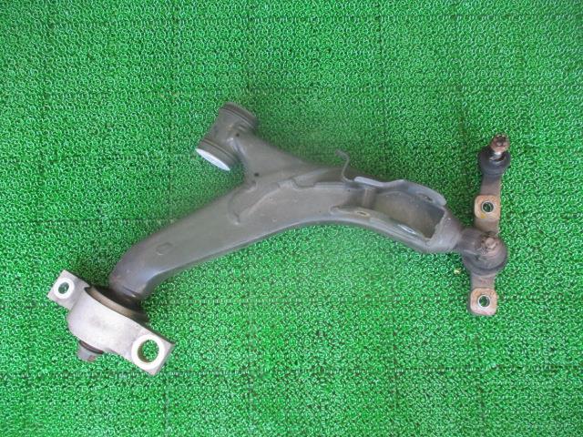【中古】中古部品 クラウン GRS202 右フロントロアアーム 【3310190100-000255009651720】