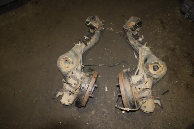 【中古】中古部品 ランサーカーゴ CVZNY12 左リアナックルハブ 【3330950100-000053120744440】