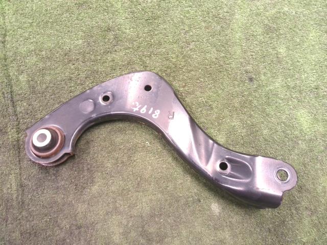 【中古】中古部品 プリウス ZVW52 右リアアッパアーム 【3310200100-000022381951830】