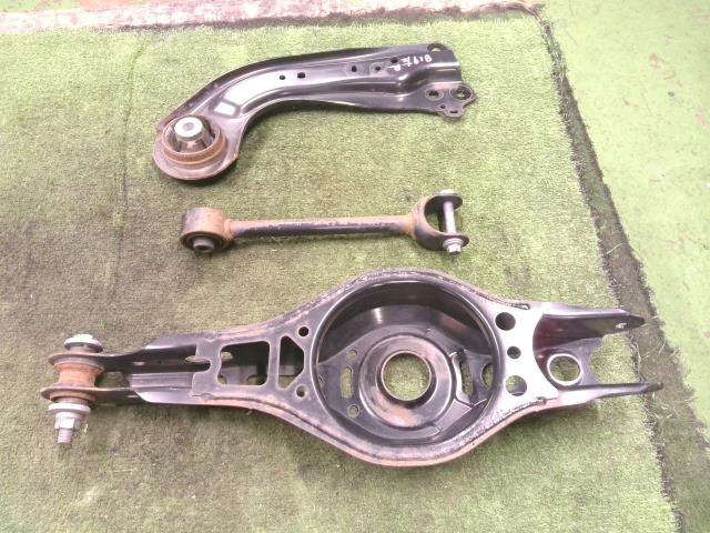 【中古】中古部品 プリウス ZVW52 左リアロアアーム 【3310200100-000022381951840】