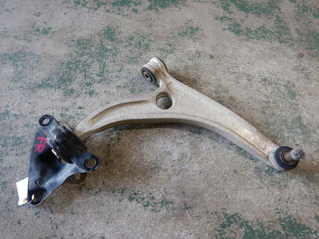 【中古】中古部品 CR−Z ZF1 右フロントロアアーム 【3330810100-251119000351720】