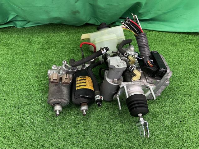 【中古】中古部品 アクア NHP10 ABSアクチュエーター 【3330240100-002025626842500】