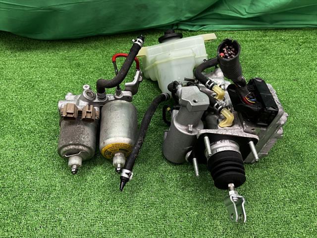 【中古】中古部品 アクア NHP10 ABSアクチュエーター 【3330240100-002025627942500】