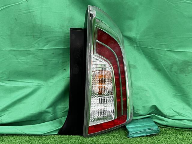 【中古】中古部品 プリウス ZVW30 右テールランプ 【3330240100-002025627615500】
