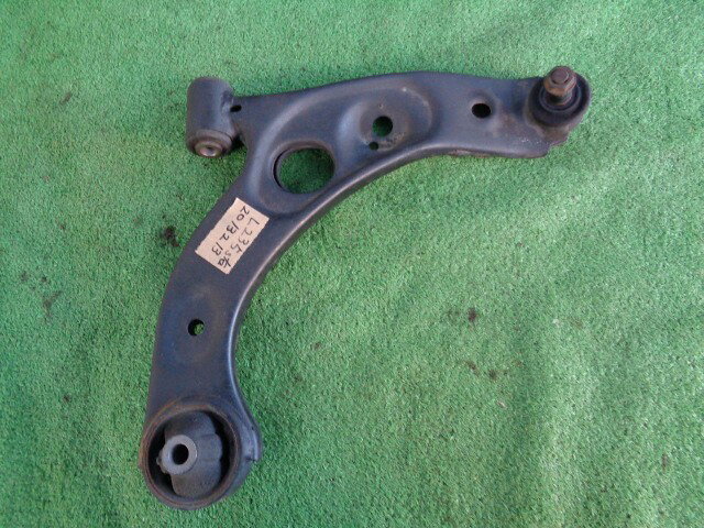 【中古】中古部品 エッセ L235S 右フロントロアアーム 【3340030100-201321300051721】