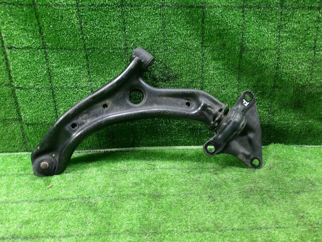 【中古】中古部品 フィット GE7 左フロントロアアーム 【3330420100-251119000251740】
