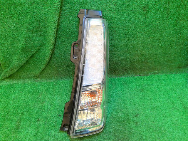 【中古】中古部品 ワゴンR MH44S 右テールランプ 【3260240000-251127000315500】