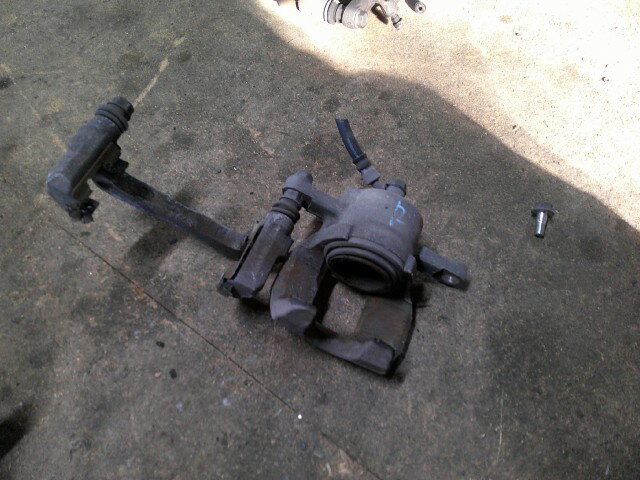 【中古】中古部品 ハイゼット S500P 右フロントキャリパー 【3310410000-000243022844330】