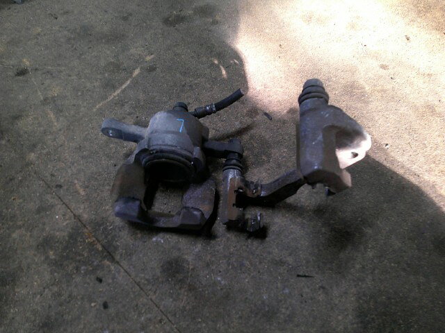 【中古】中古部品 ハイゼット S500P 左フロントキャリパー 【3310410000-000243022844360】