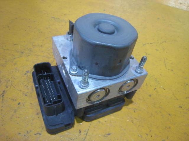 【中古】中古部品 86 ZN6 ABSアクチュエーター 【3340220100-001666153142500】