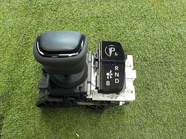 【中古】中古部品 アクア MXPK11 シフトレバー 【3260200000-251125000137850】