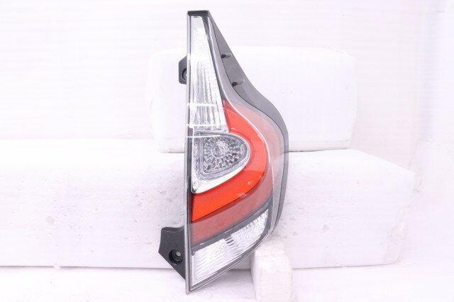 アクア　右テールランプ (サイドカバー付) アクア 右テールランプ (サイドカバー付) アクア 右テールランプ