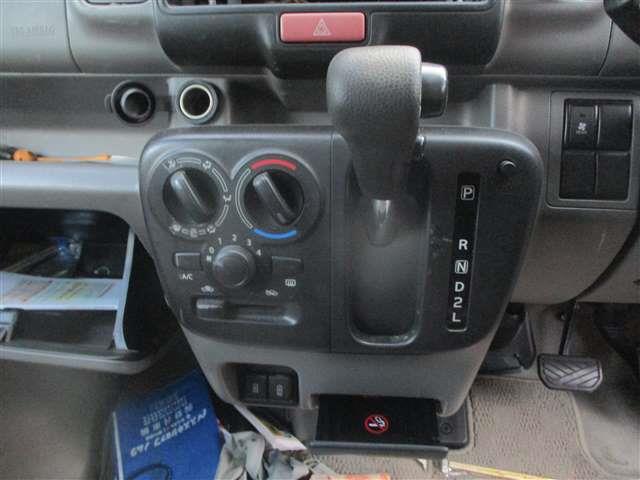 メーカー スズキ 車名 エブリィ 型式類別 20171-0012 グレード ジョイン 認定型式 5BD-DA17V 車両タイプ ケイバン 年式 R4/6 シフト 4FT 駆動 4×2 通称型式 DA17VEVCD-JH5 エンジン型式 R06A ミッション型式 アクスル型式 車体色 ムーンライトバイオレット(PM) 車体色No ZVJ トリム色No C05 走行距離(Km) 106,423 メーカー純正品番 部品メーカー品番 保証 1ヶ月/1000km 付加情報 プッシュ/レバー/ダイヤル/マニュアルエアコン/作動テスト済 商品情報 ※純正番号およびモデル番号は参考としてください。※リビルト部品を購入される際のお願い【再生部品】と表示されているものをリビルト部品と呼んでいます。リビルト部品の場合には、交換時に取り外した部品をご返却していただく場合があります。詳しくはこちら※大物商品(ドア・ボンネット・バンパー等)は個人宅への配送ができない場合がございます。その場合、最寄りの配送業者支店止め等の対応となりますので、あらかじめご了承ください。 ページ上部へ【中古】中古部品 エブリィ DA17V A/Cスイッチパネル 【3500080000-251201000360900】