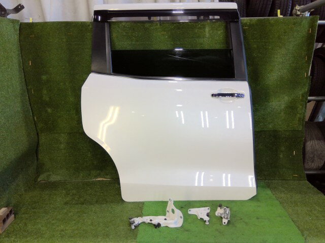 【中古】中古部品 エスクァイア ZWR80G 右リアドア 【3260070000-251212000413300】