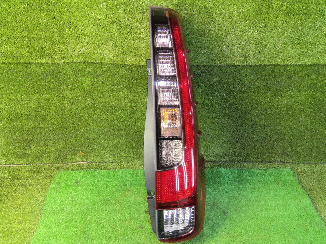 【中古】中古部品 エスクァイア ZWR80G 右テールランプ 【3260070000-251212000415500】