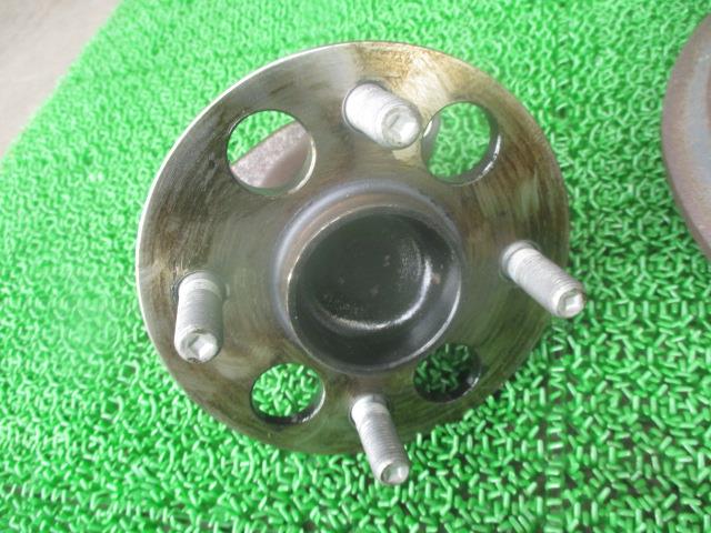 【中古】中古部品 アクア NHP10 リアハブ 【3310190100-000255011044471】