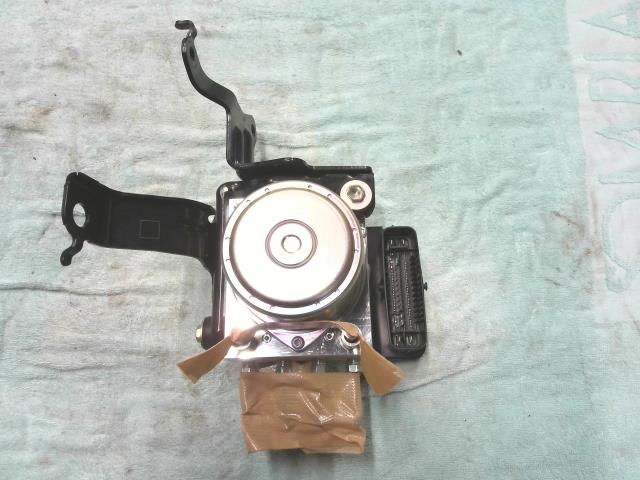 【中古】中古部品 タフト LA900S ABSアクチュエーター 【3310200100-000015424242500】