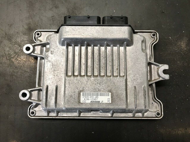 メーカー ホンダ 車名 フィット 型式類別 グレード E:HEVリュクス 認定型式 6AA-GR3 車両タイプ 5ドアハッチバック 年式 R2/2 シフト CVT 駆動 4×2 通称型式 GR3 エンジン型式 LEB-H5 ミッション型式 アクスル型式 車体色 ルナシルバー(M) 車体色No NH830M トリム色No K 走行距離(Km) 104,735 メーカー純正品番 37820-6Y0-J65 部品メーカー品番 保証 1ヶ月/1000km 付加情報 チェックOK 商品情報 ※純正番号およびモデル番号は参考としてください。※リビルト部品を購入される際のお願い【再生部品】と表示されているものをリビルト部品と呼んでいます。リビルト部品の場合には、交換時に取り外した部品をご返却していただく場合があります。詳しくはこちら※大物商品(ドア・ボンネット・バンパー等)は個人宅への配送ができない場合がございます。その場合、最寄りの配送業者支店止め等の対応となりますので、あらかじめご了承ください。 ページ上部へ【中古】中古部品 フィット GR3 エンジンコンピューター 【3330530100-000005489363100】