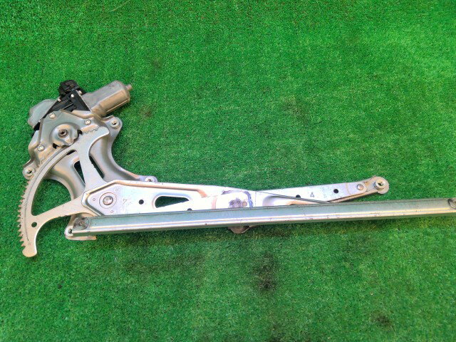 【中古】中古部品 プリウス ZVW30 左フロントドアレギュレータ・モーター 【3260240000-26010600031322..