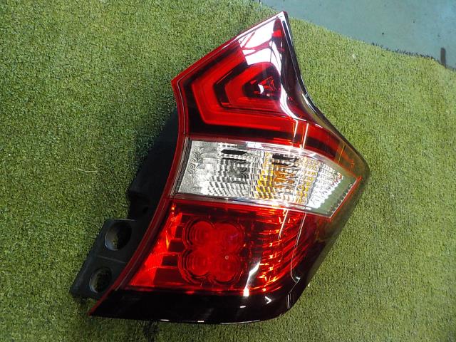 【中古】中古部品 ノート HE12 右テールランプ 【3260200000-260108000615500】