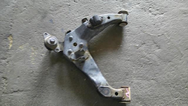 【中古】中古部品 タウンエース KM80 右フロントロアアーム 【3500080000-251007000551720】