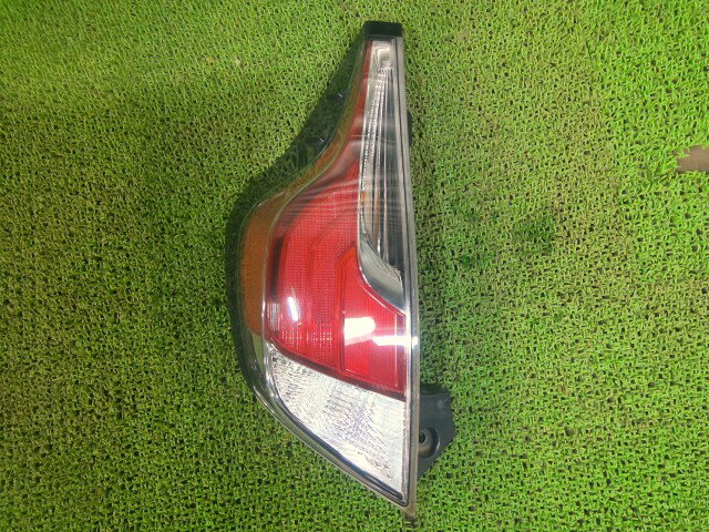 【中古】中古部品 アクア NHP10 左テールランプ 【3330540100-251203000915600】