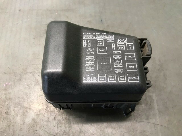 メーカー ダイハツ 車名 ハイゼット 型式類別 グレード スタンダード 農用スペシャル 4WD 認定型式 EBD-S510P 車両タイプ ケイトラック 年式 H31/ シフト 5F 駆動 4×4 通称型式 S510PTMRF エンジン型式 KF-VE4 ミッション型式 アクスル型式 車体色 ホワイト 車体色No W19 トリム色No FX20 走行距離(Km) 43,297 メーカー純正品番 部品メーカー品番 保証 1ヶ月/1000km 付加情報 チェックOK：ハーネスカット有 商品情報 ※純正番号およびモデル番号は参考としてください。※リビルト部品を購入される際のお願い【再生部品】と表示されているものをリビルト部品と呼んでいます。リビルト部品の場合には、交換時に取り外した部品をご返却していただく場合があります。詳しくはこちら※大物商品(ドア・ボンネット・バンパー等)は個人宅への配送ができない場合がございます。その場合、最寄りの配送業者支店止め等の対応となりますので、あらかじめご了承ください。 ページ上部へ【中古】中古部品 ハイゼット S510P ヒューズボックス 【3330530100-000005501967800】