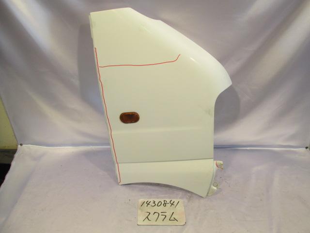 【中古】中古部品 スクラム DG52V 右フロントフェンダー 【3310220100-001119071510600】