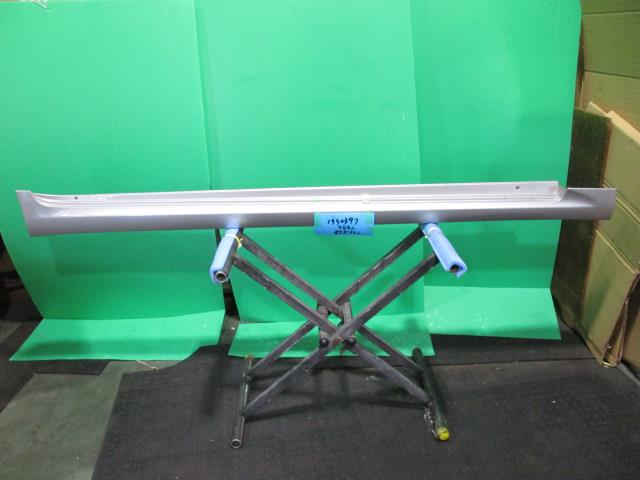 乐天商城 - 【中古】中古部品 クラウン GRS200 右サイドステップ 【3310220100-001553965213700】