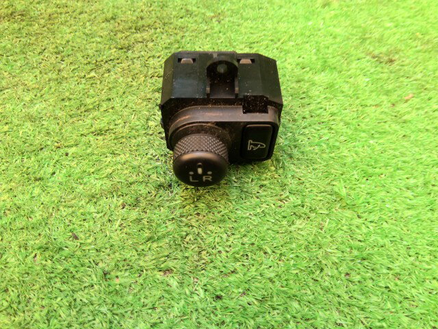 メーカー ダイハツ 車名 タント 型式類別 16010-0030 グレード X 認定型式 DBA-L375S 車両タイプ 5ドアハッチバック 年式 H24/3 シフト CVT 駆動 通称型式 L375SGBGF エンジン型式 KF-VE ミッション型式 アクスル型式 車体色 緑 マスカットグリーン(M) 車体色No G51 トリム色No 走行距離(Km) メーカー純正品番 84870-B2041 部品メーカー品番 保証 1ヶ月/1000km 付加情報 運転席ドア，5P 商品情報 ※純正番号およびモデル番号は参考としてください。※リビルト部品を購入される際のお願い【再生部品】と表示されているものをリビルト部品と呼んでいます。リビルト部品の場合には、交換時に取り外した部品をご返却していただく場合があります。詳しくはこちら※大物商品(ドア・ボンネット・バンパー等)は個人宅への配送ができない場合がございます。その場合、最寄りの配送業者支店止め等の対応となりますので、あらかじめご了承ください。 ページ上部へ【中古】中古部品 タント L375S ドアミラースイッチ 【3260240000-260310000161850】