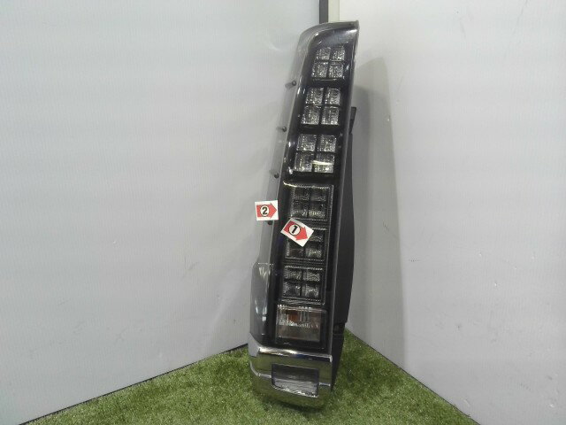 【中古】中古部品 ヴォクシー ZRR80G 左テールランプ 【3310090100-202603029215600】