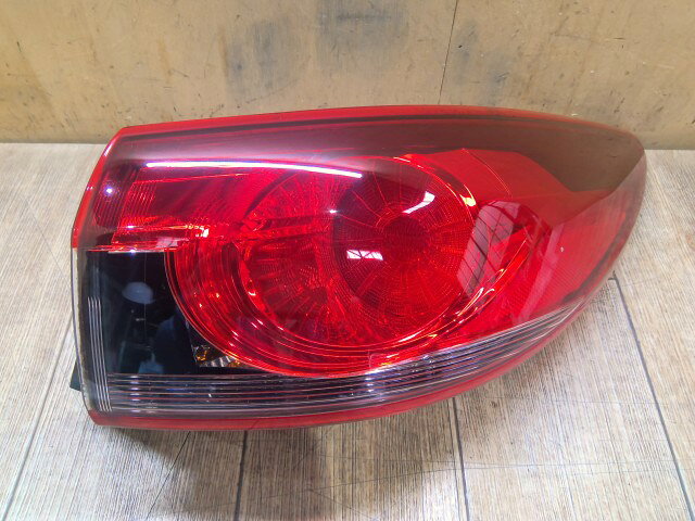 【中古】中古部品 アテンザ GJ2FP 右テールランプ 【3310390100-260225001315500】