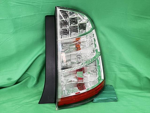 【中古】中古部品 プリウス NHW20 右テールランプ 【3330240100-002026527915500】
