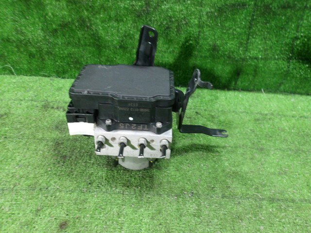 メーカー ホンダ 車名 フィット 型式類別 16627-0001 グレード ハイブリッド 認定型式 DAA-GP1 車両タイプ 5ドアハッチバック 年式 H22/10 シフト CVT 駆動 4×2 通称型式 GP1 エンジン型式 LDA-MF6 ミッション型式 アクスル型式 車体色 緑 緑 車体色No GY27N トリム色No 走行距離(Km) 194,355 メーカー純正品番 57110-TF2-J52 部品メーカー品番 保証 1ヶ月/1000km 付加情報 ブラケット付,ニッシン,1H09B-0112,F2VAA,TF2J5 商品情報 ※純正番号およびモデル番号は参考としてください。※リビルト部品を購入される際のお願い【再生部品】と表示されているものをリビルト部品と呼んでいます。リビルト部品の場合には、交換時に取り外した部品をご返却していただく場合があります。詳しくはこちら※大物商品(ドア・ボンネット・バンパー等)は個人宅への配送ができない場合がございます。その場合、最寄りの配送業者支店止め等の対応となりますので、あらかじめご了承ください。 ページ上部へ【中古】中古部品 フィット GP1 ABSアクチュエーター 【3330420100-260305000142500】