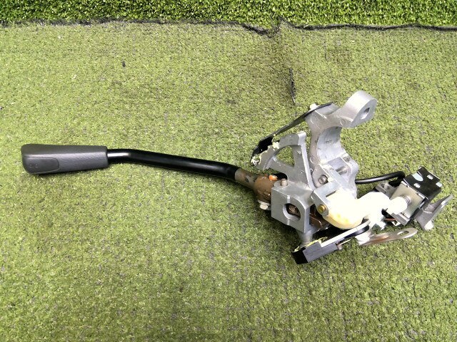 メーカー スズキ 車名 MRワゴン 型式類別 12362-0003 グレード G 認定型式 CBA-MF21S 車両タイプ 5ドアハッチバック 年式 H17/3 シフト 4CT 駆動 4×2 通称型式 MF21SRMED-Q2 エンジン型式 K6A ミッション型式 アクスル型式 車体色 銀 シルキーシルバー(M) 車体色No Z2S トリム色No 走行距離(Km) 126,476 メーカー純正品番 28100-73H71 部品メーカー品番 保証 0ヶ月/0km 付加情報 コラムシフト,オーバードライブスイッチ付,シフトロック付,ロッド式,純正,動作確認OK,シフトノブ使用感擦れ有 商品情報 ※純正番号およびモデル番号は参考としてください。※リビルト部品を購入される際のお願い【再生部品】と表示されているものをリビルト部品と呼んでいます。リビルト部品の場合には、交換時に取り外した部品をご返却していただく場合があります。詳しくはこちら※大物商品(ドア・ボンネット・バンパー等)は個人宅への配送ができない場合がございます。その場合、最寄りの配送業者支店止め等の対応となりますので、あらかじめご了承ください。 ページ上部へ【中古】中古部品 MRワゴン MF21S シフトレバー 【3330200100-252357000037850】