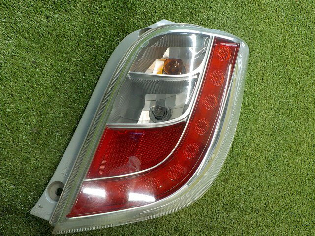 【中古】中古部品 ミライース LA300S 右テールランプ 【3260200000-260326000415500】