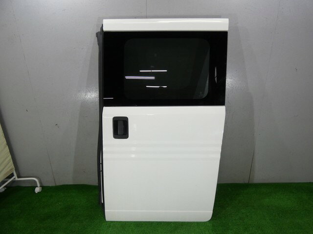 メーカー ホンダ 車名 N−VAN 型式類別 18937-0002 グレード G 認定型式 HBD-JJ1 車両タイプ ケイバン 年式 H30/8 シフト 6F 駆動 通称型式 JJ1 エンジン型式 S07B ミッション型式 SJ6M-1000468 アクスル型式 車体色 タフホワイトII 車体色No NH876 トリム色No B 走行距離(Km) 141,717 メーカー純正品番 67550-TXA-000ZZ 部品メーカー品番 保証 0ヶ月/0km 付加情報 プライバシー(ニホン・M28Q8),ヒンジ欠品,トリム交換必要 商品情報 (1)[,サイトソウ,全体](1)[全体,擦り傷,多少](2)[,その他,汚れ有り](3)[7,その他,へこみ・引掻傷直径4cm2個](4)[8,その他,薄いへこみ8cmX10cm](5)[,その他,引掻傷多少有り](6)[,その他,裏側引掻傷有り](7)[,その他,ガラス裏側引掻傷有り](8)[,擦り傷,B有り] ※純正番号およびモデル番号は参考としてください。※リビルト部品を購入される際のお願い【再生部品】と表示されているものをリビルト部品と呼んでいます。リビルト部品の場合には、交換時に取り外した部品をご返却していただく場合があります。詳しくはこちら※大物商品(ドア・ボンネット・バンパー等)は個人宅への配送ができない場合がございます。その場合、最寄りの配送業者支店止め等の対応となりますので、あらかじめご了承ください。 ページ上部へ【中古】中古部品 N−VAN JJ1 左リアドア 【3260250000-000026039413400】