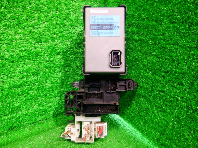 メーカー ダイハツ 車名 タント 型式類別 16010-0037 グレード X 認定型式 DBA-L375S 車両タイプ 5ドアハッチバック 年式 H25/6 シフト CVT 駆動 通称型式 L375SGBGF エンジン型式 KF-VE ミッション型式 アクスル型式 車体色 マスカットグリーン(M) 車体色No G51 トリム色No FM40 走行距離(Km) 172,058 メーカー純正品番 82600-B2241 部品メーカー品番 89221-B2060 保証 1ヶ月/1000km 付加情報 室内用,助手席足元,現品NO.89221-B2060 商品情報 ※純正番号およびモデル番号は参考としてください。※リビルト部品を購入される際のお願い【再生部品】と表示されているものをリビルト部品と呼んでいます。リビルト部品の場合には、交換時に取り外した部品をご返却していただく場合があります。詳しくはこちら※大物商品(ドア・ボンネット・バンパー等)は個人宅への配送ができない場合がございます。その場合、最寄りの配送業者支店止め等の対応となりますので、あらかじめご了承ください。 ページ上部へ【中古】中古部品 タント L375S ヒューズボックス 【3340140100-000025310667800】