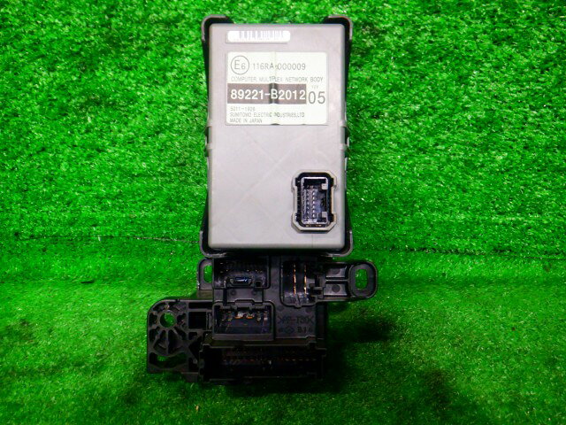 メーカー ダイハツ 車名 ミラ 型式類別 グレード L 認定型式 DBA-L275S 車両タイプ 5ドアハッチバック 年式 H20/11 シフト 3FT 駆動 通称型式 L275SGHMF エンジン型式 KF-VE ミッション型式 アクスル型式 車体色 オフホワイト 車体色No W20 トリム色No FZ40 走行距離(Km) 62,454 メーカー純正品番 82600-B2100 部品メーカー品番 89221-B2012 保証 1ヶ月/1000km 付加情報 室内用,助手席足元,現品NO.89221-B2012 商品情報 ※純正番号およびモデル番号は参考としてください。※リビルト部品を購入される際のお願い【再生部品】と表示されているものをリビルト部品と呼んでいます。リビルト部品の場合には、交換時に取り外した部品をご返却していただく場合があります。詳しくはこちら※大物商品(ドア・ボンネット・バンパー等)は個人宅への配送ができない場合がございます。その場合、最寄りの配送業者支店止め等の対応となりますので、あらかじめご了承ください。 ページ上部へ【中古】中古部品 ミラ L275S ヒューズボックス 【3340140100-000025310567800】