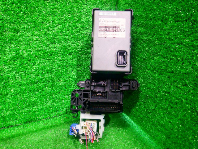 メーカー ダイハツ 車名 ムーヴ 型式類別 15492-0030 グレード X VS2 認定型式 DBA-L175S 車両タイプ 5ドアハッチバック 年式 H22/1 シフト CVT 駆動 通称型式 L175SGBGF エンジン型式 KF-VE ミッション型式 アクスル型式 車体色 パールホワイトIII 車体色No W24 トリム色No FH11 走行距離(Km) 86,222 メーカー純正品番 82600-B2220 部品メーカー品番 89221-B2051 保証 1ヶ月/1000km 付加情報 室内用,助手席足元,現品NO.89221-B2051 商品情報 ※純正番号およびモデル番号は参考としてください。※リビルト部品を購入される際のお願い【再生部品】と表示されているものをリビルト部品と呼んでいます。リビルト部品の場合には、交換時に取り外した部品をご返却していただく場合があります。詳しくはこちら※大物商品(ドア・ボンネット・バンパー等)は個人宅への配送ができない場合がございます。その場合、最寄りの配送業者支店止め等の対応となりますので、あらかじめご了承ください。 ページ上部へ【中古】中古部品 ムーヴ L175S ヒューズボックス 【3340140100-000025165467800】