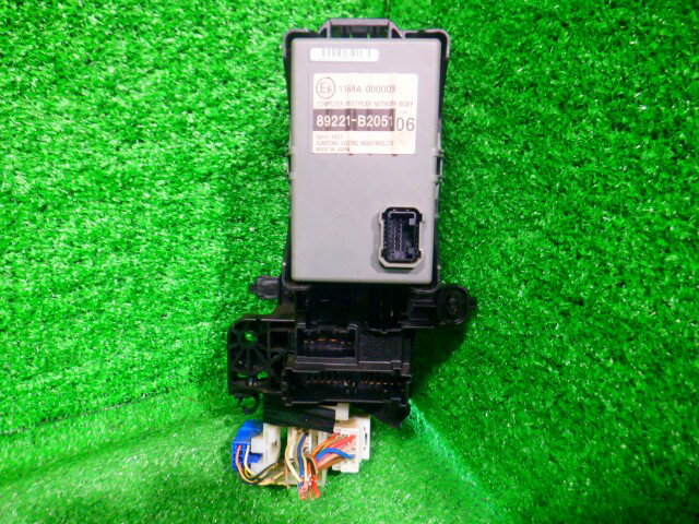 メーカー ダイハツ 車名 タント 型式類別 16010-0005 グレード Xリミテッド 認定型式 DBA-L375S 車両タイプ 5ドアハッチバック 年式 H20/10 シフト CVT 駆動 通称型式 L375SGBGF エンジン型式 KF-VE ミッション型式 アクスル型式 車体色 ブラックマイカ 車体色No X06 トリム色No FL40 走行距離(Km) 134,144 メーカー純正品番 82600-B2240 部品メーカー品番 89221-B2051 保証 1ヶ月/1000km 付加情報 室内用,助手席足元,現品NO.89221-B2051 商品情報 ※純正番号およびモデル番号は参考としてください。※リビルト部品を購入される際のお願い【再生部品】と表示されているものをリビルト部品と呼んでいます。リビルト部品の場合には、交換時に取り外した部品をご返却していただく場合があります。詳しくはこちら※大物商品(ドア・ボンネット・バンパー等)は個人宅への配送ができない場合がございます。その場合、最寄りの配送業者支店止め等の対応となりますので、あらかじめご了承ください。 ページ上部へ【中古】中古部品 タント L375S ヒューズボックス 【3340140100-000026065667800】