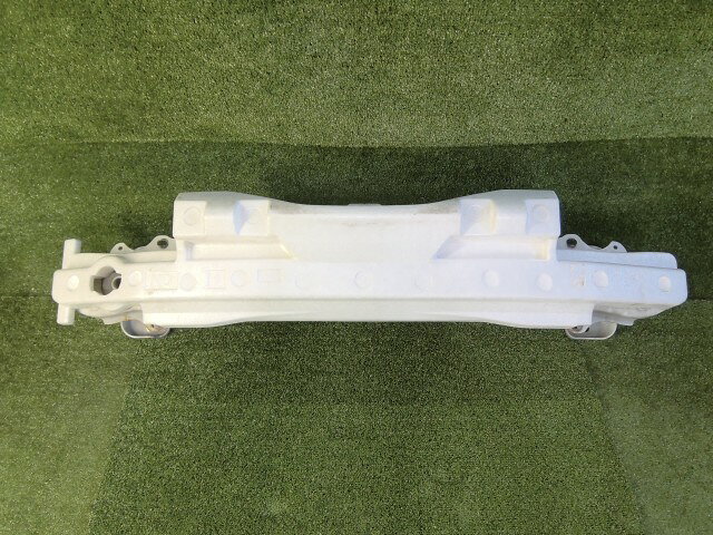 メーカー トヨタ 車名 ヴィッツ 型式類別 16719-0025 グレード F 認定型式 DBA-KSP130 車両タイプ 5ドアハッチバック 年式 H27/6 シフト CVT 駆動 通称型式 KSP130AHXNK エンジン型式 1KR-FE ミッション型式 アクスル型式 車体色 スーパーホワイトII 車体色No 040 トリム色No FA20 走行距離(Km) 179,546 メーカー純正品番 52131-52250 部品メーカー品番 保証 0ヶ月/0km 付加情報 エネルギーアブソーバ付,スチール 商品情報 (1)[全体,サビ,サビ多少アリ] ※純正番号およびモデル番号は参考としてください。※リビルト部品を購入される際のお願い【再生部品】と表示されているものをリビルト部品と呼んでいます。リビルト部品の場合には、交換時に取り外した部品をご返却していただく場合があります。詳しくはこちら※大物商品(ドア・ボンネット・バンパー等)は個人宅への配送ができない場合がございます。その場合、最寄りの配送業者支店止め等の対応となりますので、あらかじめご了承ください。 ページ上部へ【中古】中古部品 ヴィッツ KSP130 フロントバンパーホースメント 【3260070000-260410000210120】
