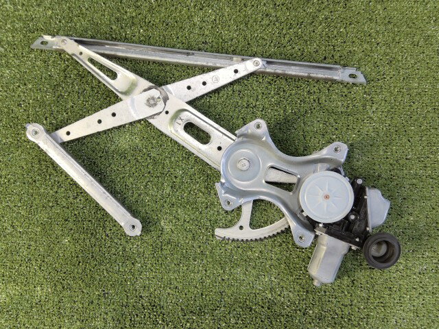 【中古】中古部品 ヴィッツ KSP130 右フロントドアレギュレータ・モーター 【3260070000-260410000213120】