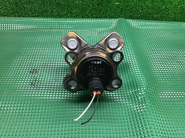 【中古】中古部品 ルーミー M900A リアハブ 【3330160100-000026011844471】