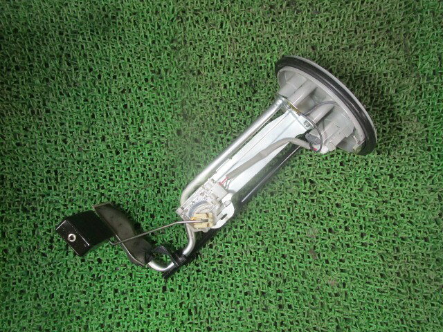 メーカー トヨタ 車名 ハイエース 型式類別 16609-0077 グレード ロングDX 4WD 6人 1T 認定型式 LDF-KDH206V 車両タイプ 4DBOXバン 年式 H23/3 シフト 4DT 駆動 4×4 通称型式 KDH206VRRPDY エンジン型式 1KD-FTV ミッション型式 アクスル型式 車体色 シルバーマイカ(M) 車体色No 1E7 トリム色No YG13 走行距離(Km) 77,251 メーカー純正品番 77024-26020 部品メーカー品番 保証 1ヶ月/1000km 付加情報 ゲージのみ/5P/テストOK 商品情報 ※純正番号およびモデル番号は参考としてください。※リビルト部品を購入される際のお願い【再生部品】と表示されているものをリビルト部品と呼んでいます。リビルト部品の場合には、交換時に取り外した部品をご返却していただく場合があります。詳しくはこちら※大物商品(ドア・ボンネット・バンパー等)は個人宅への配送ができない場合がございます。その場合、最寄りの配送業者支店止め等の対応となりますので、あらかじめご了承ください。 ページ上部へ【中古】中古部品 ハイエース KDH206V フューエルポンプ 【3330540100-260319000920600】