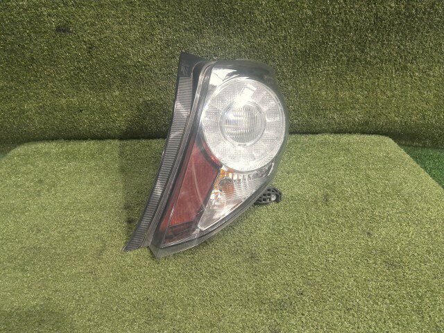 【中古】中古部品 ヴィッツ NCP131 右テールランプ 【3260300000-260515000615500】